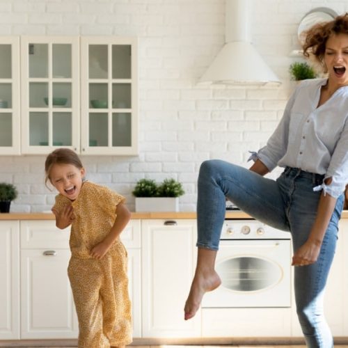 cute-mom-and-daughter